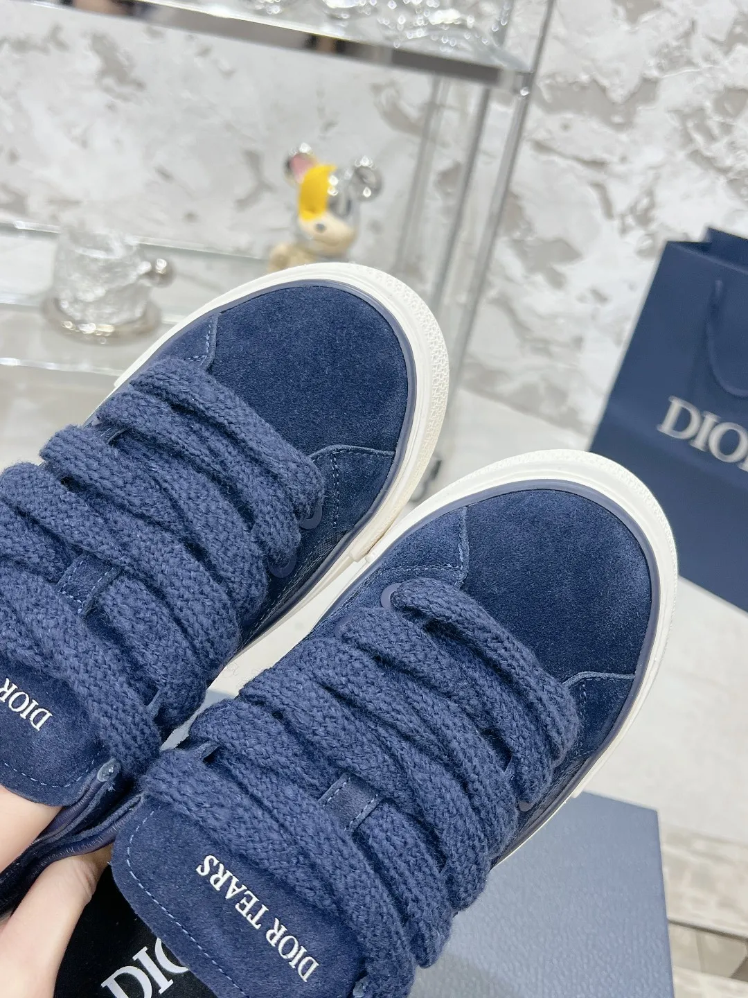 👟👟Ex-factory price P560👟👟 Women's shoe factory top version Dior B33 series! Casual sneakers for couples 👟 Purchased from the original, developed and made. Carefully crafted from Dior gray cow leather, decorated with tone-on-tone CD Diamond pattern canvas panels on the sides. The shoelace eyelets in the shape of CD Icon are clever and exquisite, and the two-color sole, tongue and heel are all decorated with special details, making it more refined. A very casual and versatile shoe. 🔘Fabric: Original customized calfskin + Oblique floral fabric 🔘Inner: Customized breathable lining 🔘Outsole: Original molded TPU combination outsole 🔘Sole thickness: 3CM 🔘Size: Women's size: 35-41 Male size: 38-46 (Female 41, Male 38, 46 customized, non-refundable)